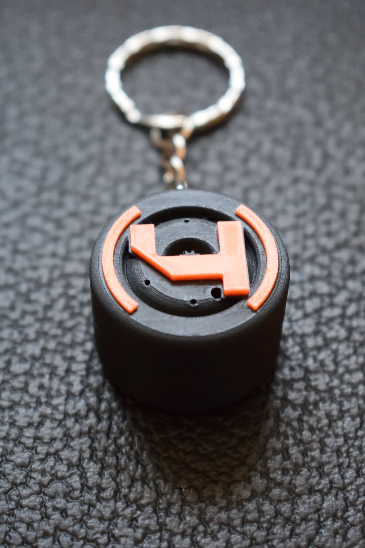 Close up view of the Lando Norris keychain. The ideal formula 1 gift of Lando Norris.
