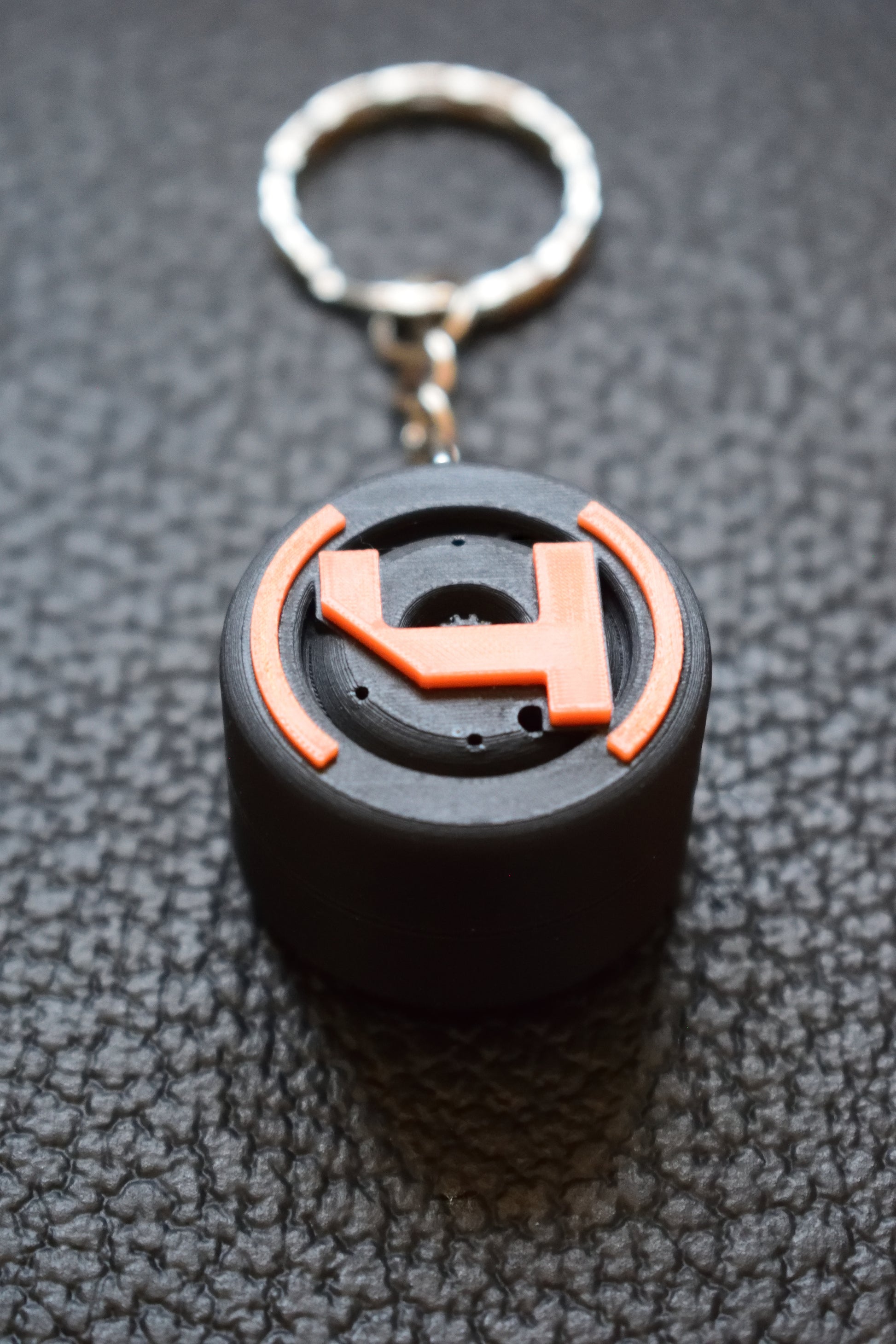 Close up view of the Lando Norris keychain. The ideal formula 1 gift of Lando Norris.